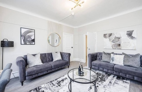 Southend-on-Sea Apartment | Stylish & Spacious 2BR City Centre Near High St by Luxiety Stays