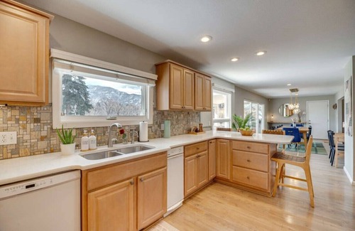 Skyway House | Stylish Spacious Retreat in Skyway - Broadmoor Area w/Mtn Views Park Quiet