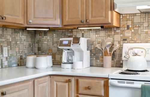 Skyway House | Stylish Spacious Retreat in Skyway - Broadmoor Area - Walk to Hiking - Sleeps 5