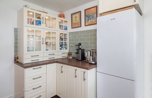 Canbury Apartment | Stylish & Spacious 2-Bed Flat with Parking