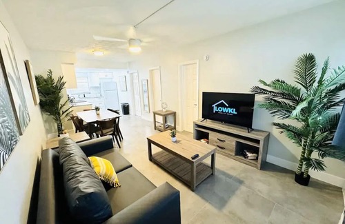 Victoria Park Apartment | Stylish & Spacious 2-Bedroom Apt w/Pool/Parking Near the Beach & Las Olas