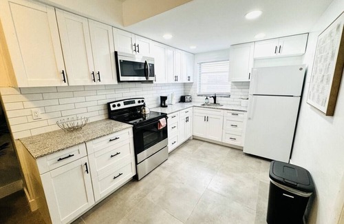 Victoria Park Apartment | Stylish & Spacious 2-Bedroom Apt w/Pool/Parking Near the Beach & Las Olas