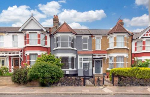 Finchley House | Stylish & Spacious 3-Bed House, Parking and Garden