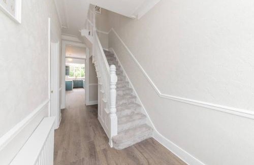 Finchley House | Stylish & Spacious 3-Bed House, Parking and Garden