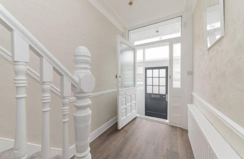 Finchley House | Stylish & Spacious 3-Bed House, Parking and Garden