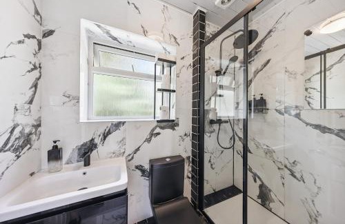 West Putney Apartment | Stylish & Spacious 3 Bedroom House with Large Private Garden