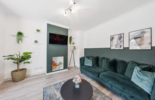 West Putney Apartment | Stylish & Spacious 3 Bedroom House with Large Private Garden