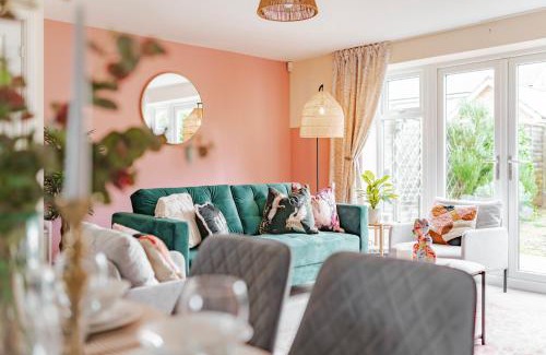 Cambourne House | Stylish & Spacious 3bed Home with Fast Wifi & Private Parking