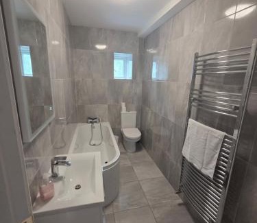 Roscoe Apartment | Stylish Spacious 4 Bedroom House