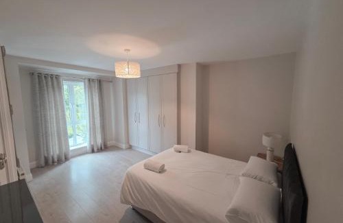 Roscoe Apartment | Stylish Spacious 4 Bedroom House