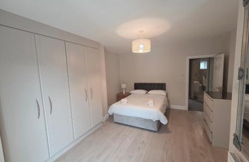Roscoe Apartment | Stylish Spacious 4 Bedroom House
