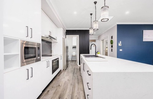 Limonite House | Stylish Spacious 5BR Multifunctional Retreat Home