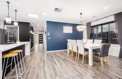 Limonite House | Stylish Spacious 5BR Multifunctional Retreat Home