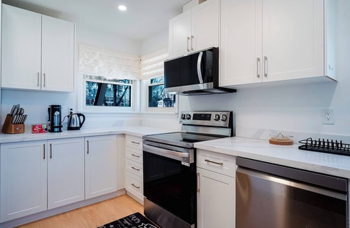 Whitby House | Stylish, Spacious 6-Bedroom Home. 30 minutes from Downtown Toronto