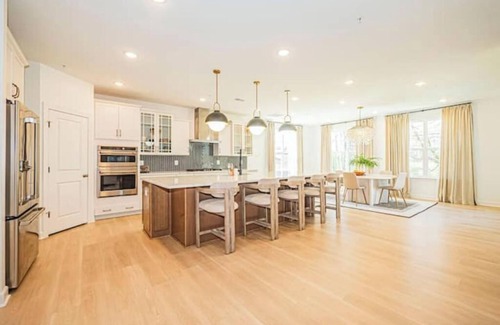 Montpelier House | Stylish & spacious 7BR Glen Dale Home w/Game Room