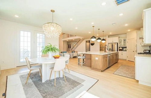 Montpelier House | Stylish & spacious 7BR Glen Dale Home w/Game Room