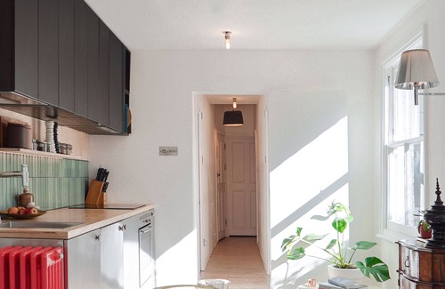 Elephant and Castle Apartment | Stylish & Spacious! A Victorian House in Zone 1!