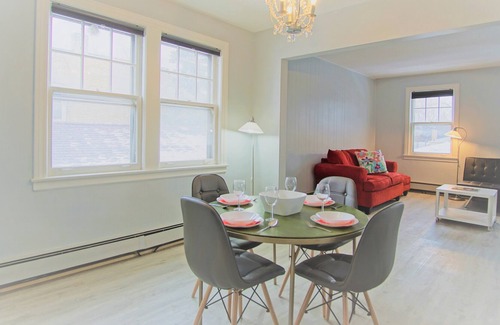 Skokie Condo | *Stylish & Spacious Getaway by Evanston/Skokie/NU