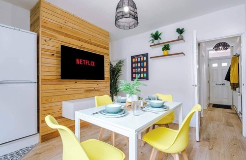 Chester House | Stylish & Spacious home, Great Location, sleeps 6!
