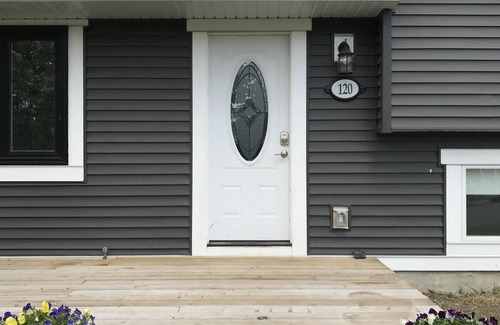 Airdrie House | Stylish Spacious home with Large Yard on Quiet Street. Close to all amenities.