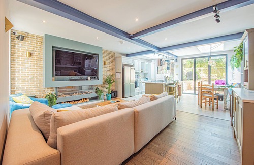 Kilburn Apartment | Stylish & spacious luxury 3-bed