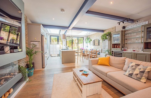 Kilburn Apartment | Stylish & spacious luxury 3-bed