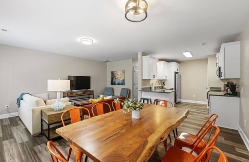 Taylors House | Stylish & Spacious New-Build, King Beds, Private Patio + Modern Comforts