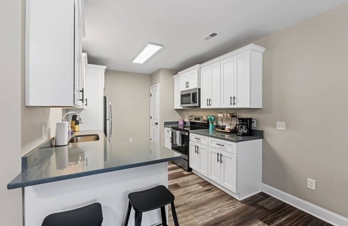 Taylors House | Stylish & Spacious New-Build, King Beds, Private Patio + Modern Comforts