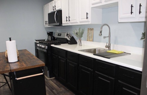 Newark Apartment | Stylish & Spacious Newark Retreat - Perfect for City Getaways!