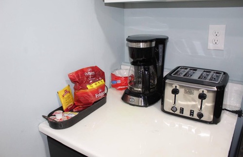 Newark Apartment | Stylish & Spacious Newark Retreat - Perfect for City Getaways!