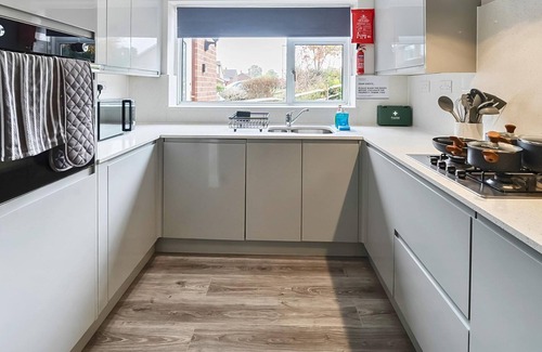 Camberley House | Stylish & Spacious Stay | Garden | 2X Free Parking