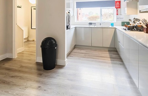 Camberley House | Stylish & Spacious Stay | Garden | 2X Free Parking