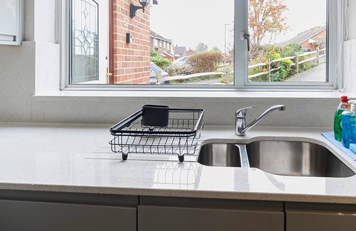 Camberley House | Stylish & Spacious Stay | Garden | 2X Free Parking