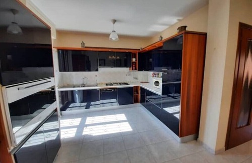 Fertilia House | Stylish & Spacious Townhouse - Walk to Beach & Town