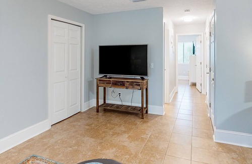Panama City Condo | Stylish St. Andrews condo with patio, AC, & W/D - walk to bay, bars, & dining