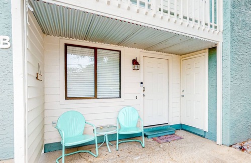 Panama City Condo | Stylish St. Andrews condo with patio, AC, & W/D - walk to bay, bars, & dining