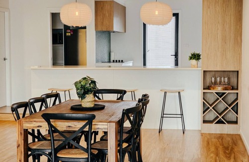 Wagga Wagga House | Stylish Stay: 4BR Central Wagga