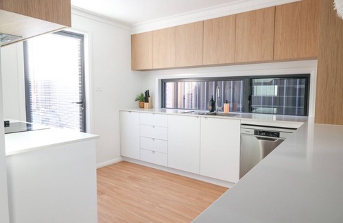 Wagga Wagga House | Stylish Stay: 4BR Central Wagga