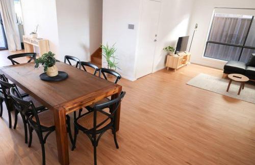 Wagga Wagga House | Stylish Stay 4BR Central Wagga