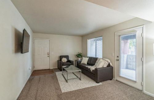 Harlow Apartment | Stylish Stay at Kinsrow Steps from DT