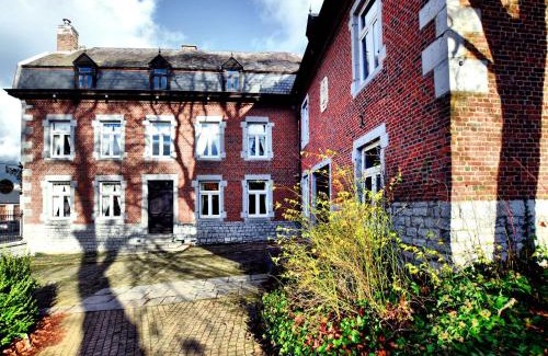 Pont-a-Lesse House | Stylish Stay with Sauna