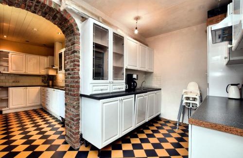Pont-a-Lesse House | Stylish Stay with Sauna