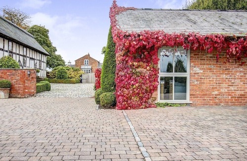 Malpas House | Stylish Stay Near To Carden Park: Cheshire Escapes