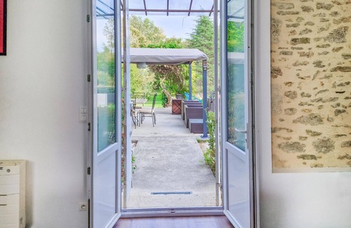 Bieujac House | Stylish stone house with pool and wooded park.