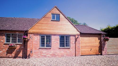 Saintbury House | Stylish Stratford upon Avon Stay - Gated Parking - Sleeps 6