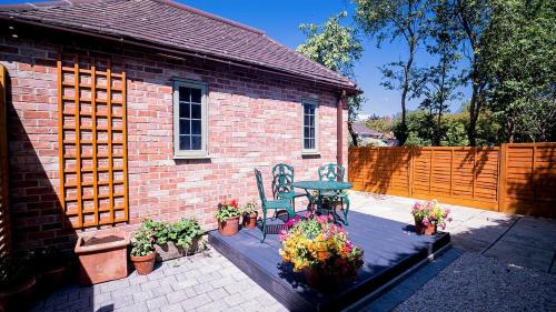 Saintbury House | Stylish Stratford upon Avon Stay - Gated Parking - Sleeps 6