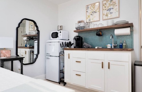 Jacksonville Beach Apartment | Stylish studio steps from the sand!