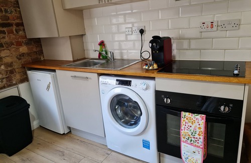 Brownswood Apartment | Stylish studio- 15mins to Central London!