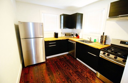 Highlands - Perkins House | Stylish Studio Apartment B! Walk to Lakes & LSU campus! Full Kitchen