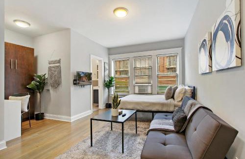 Chicago Apartment | Stylish Studio Apartment in Portage Park - Pensacola 2N
